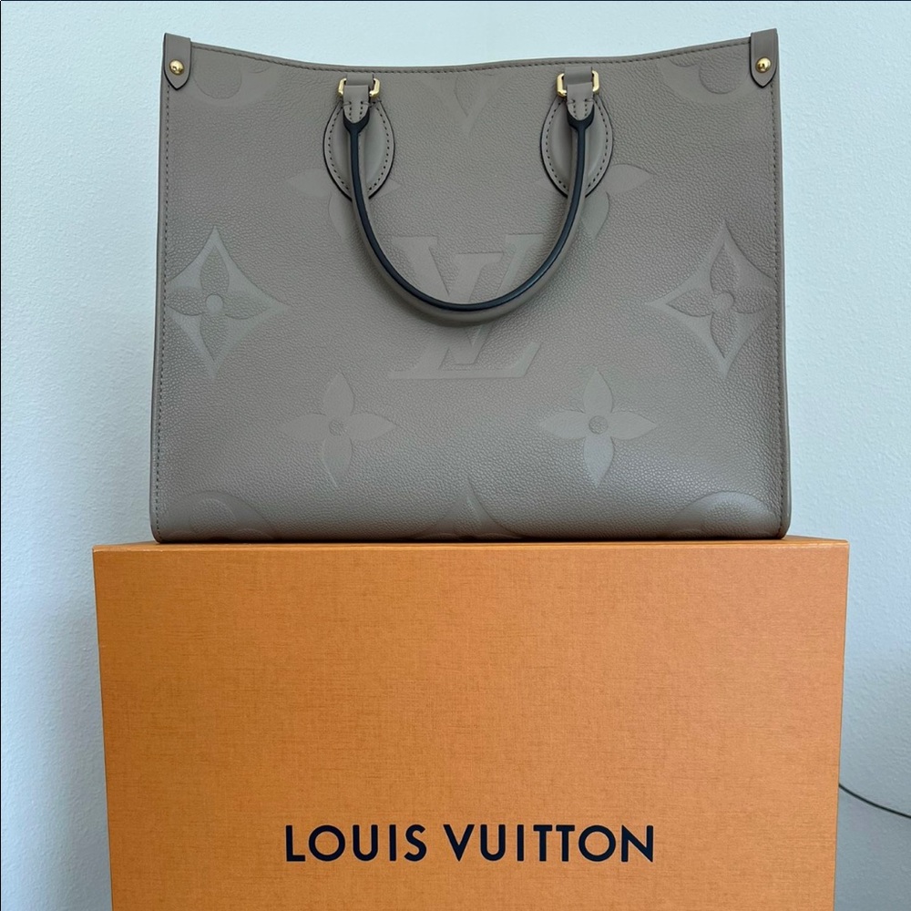 Louis Vuitton LV ON THE GO MM M45607 Turtledove